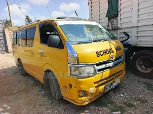 Toyota HiAce Commuter GL 2013