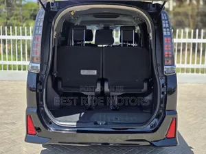 Toyota Voxy 2016 Nyeusi