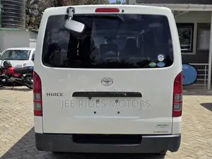 Toyota HiAce 2019 Nyeupe