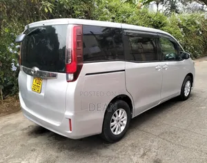 Toyota Noah 2015 Nyeupe