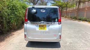 Toyota Noah 2015 Nyeupe