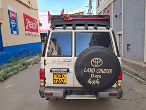 Toyota Land Cruiser 2012 Nyeupe