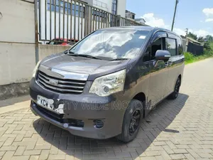 Toyota Noah 2013 Kijivu