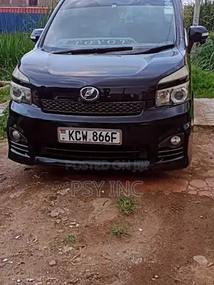 Toyota Voxy V 2WD 8-Seater 2011