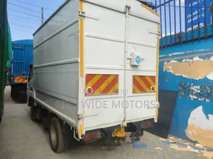 Mitsubishi Fuso Canter 2013 Food Truck