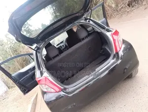 Toyota Vitz 2011 Nyeusi