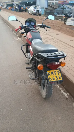 Bajaj Boxer 150 UG 2021 Nyekundu