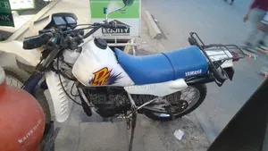 Yamaha DT175 2010 Nyeupe