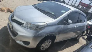 Toyota Vitz 2011 Nyeupe