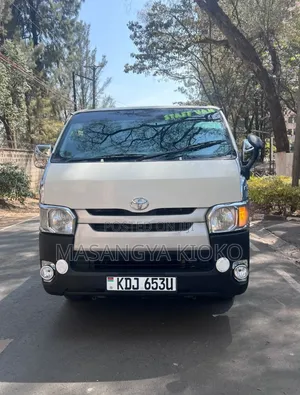 Toyota HiAce 2016 - White