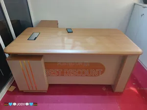 Kikao cha Mkurugenzi cha Premium chenye Uhifadhi - Mbao Kahawia