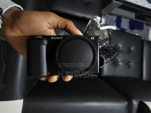 Sony ZV-E10 Kamera Body + Betri 3 na Charger