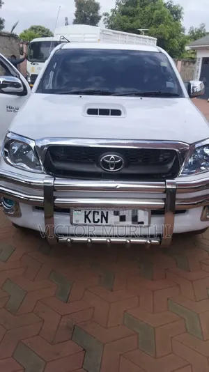 Toyota Hilux Vigo Invincible 2011 White