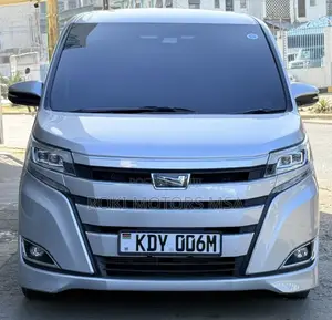 Toyota Noah 2019 Nyeupe