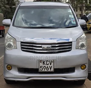 Toyota Noah 2012 Nyeupe