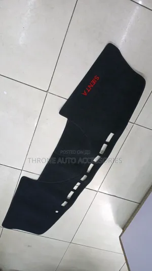Toyota Sienta Jalada Nyeusi la Dashboard