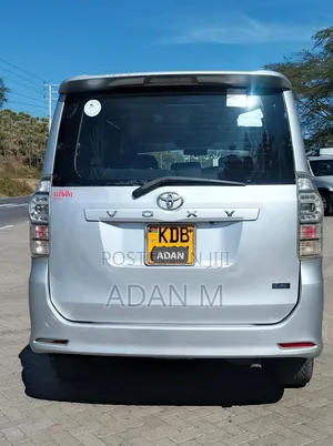 Toyota Voxy 2014 Nyeusi