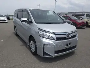 Toyota Voxy 2019 Nyeupe