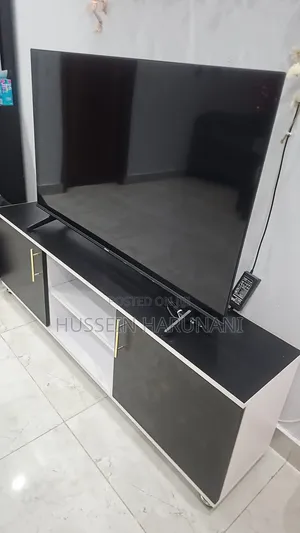 Hisense 50-inch 4K UHD Smart TV na Stand