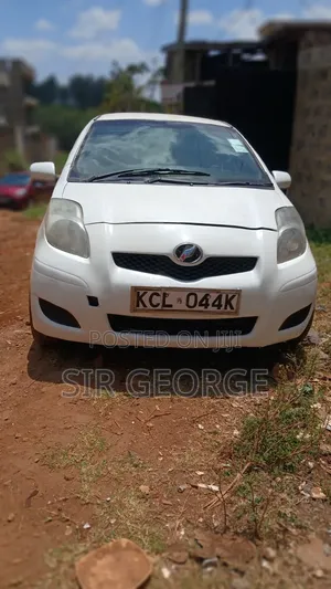 Toyota IST 2003 Nyeupe