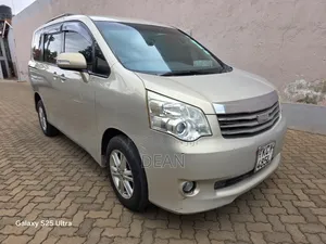 Toyota Noah 2012 Kahawia