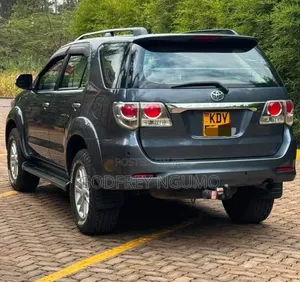 Toyota Fortuner 2013 Kijivu
