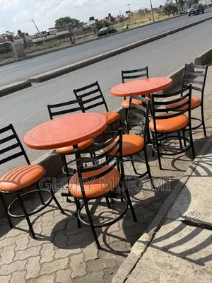 Set ya Meza ya Raundi ya Orange na Viti vya Baa
