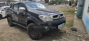 Toyota Hilux 2.5 D-4D 4x4 SRX 2012 Nyeusi