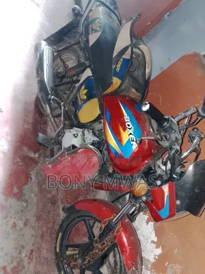 Bajaj Boxer 150 UG 2022 Nyekundu