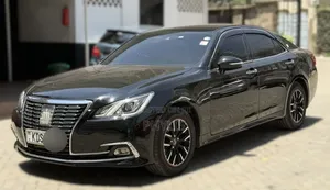 Toyota Crown 2016 Nyeusi