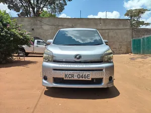 Toyota Voxy 2011 Nyeupe