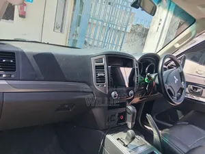 Mitsubishi Pajero 2017 Nyeusi