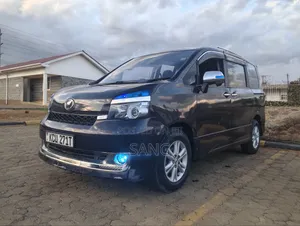 Toyota Voxy V 2WD 8-Seater 2012 Zambarau