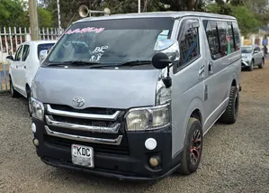 Toyota HiAce 2014 Nyeusi