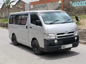 Toyota HiAce 2010 Nyeupe