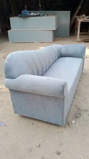Sofa ya Kifahari ya Kitufe cha Kitufe cha Kitufe na Vipande vya Dhahabu