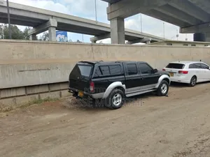 Nissan Navara Hardbody 2005 Nyeusi