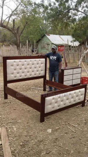 Kifaa cha Kitanda cha Mahogany cha Anasa + Seti ya Droo 6