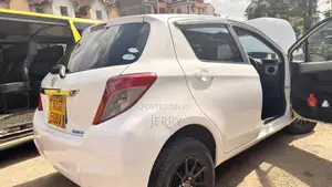 Toyota Vitz 2012 Nyeupe