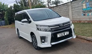 Toyota Voxy 2017 Nyeupe