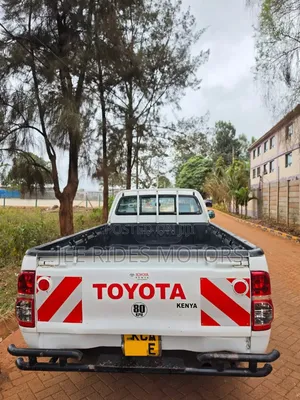 Toyota Hilux 2014 Nyeupe Pickup