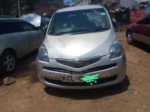 Toyota Ractis 2011 Nyeusi