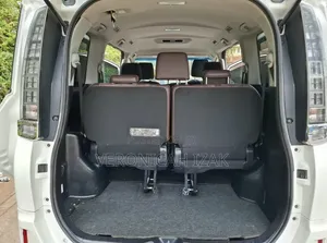 Toyota Noah 2017 Nyeupe