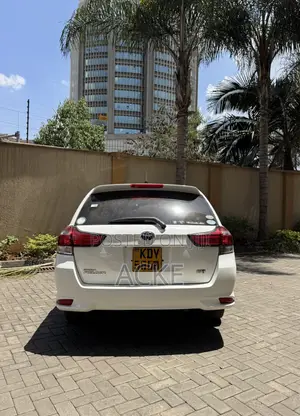 Toyota Corolla Fielder 2019 Hybrid White