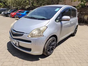 Toyota Ractis 2010 Silver