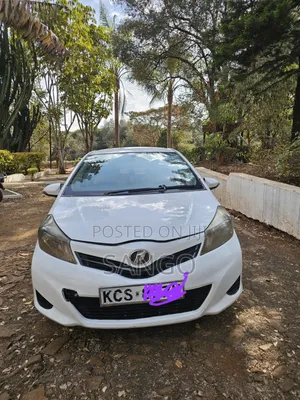 Toyota Vitz 2010 Nyeupe