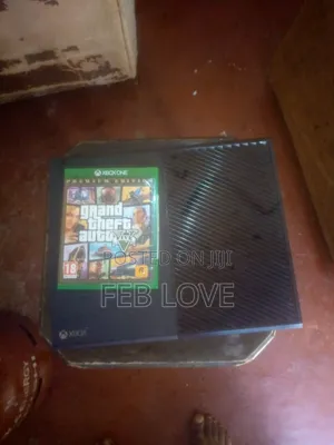 Xbox One 500GB na Pads 2 & Michezo