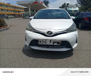 Toyota Vitz 2015 Nyeupe