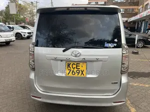 Toyota Voxy 2010 Silver Ia viti 8