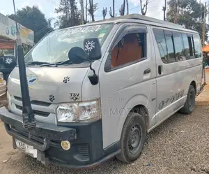 Toyota HiAce 2018 Nyeupe
